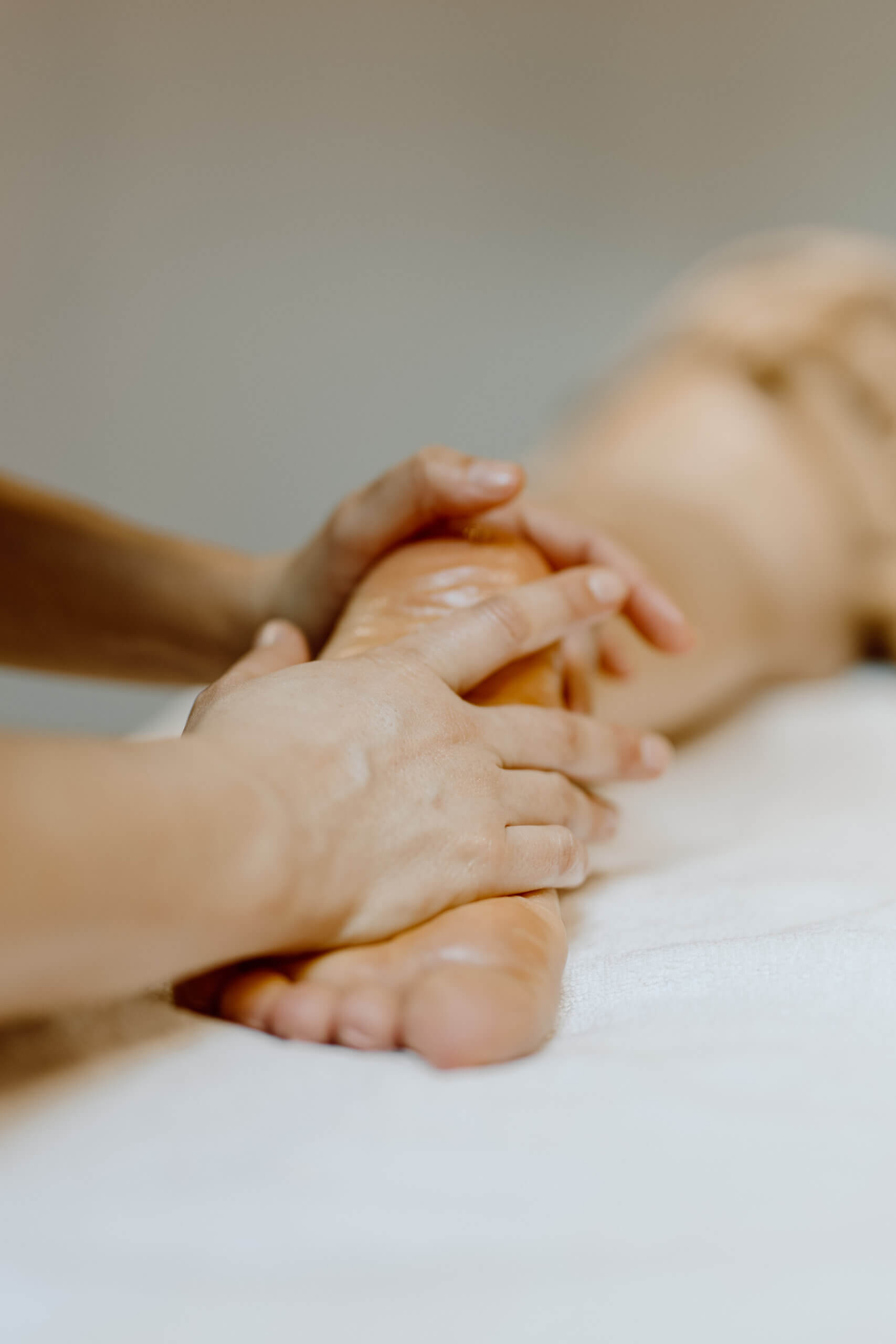 une femme pratqieu un massage stretch sur une personne allongée